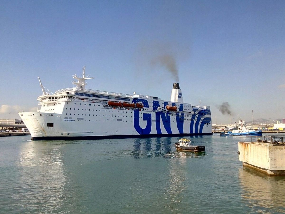 El GNV Azurra, entrant al port de Barcelona