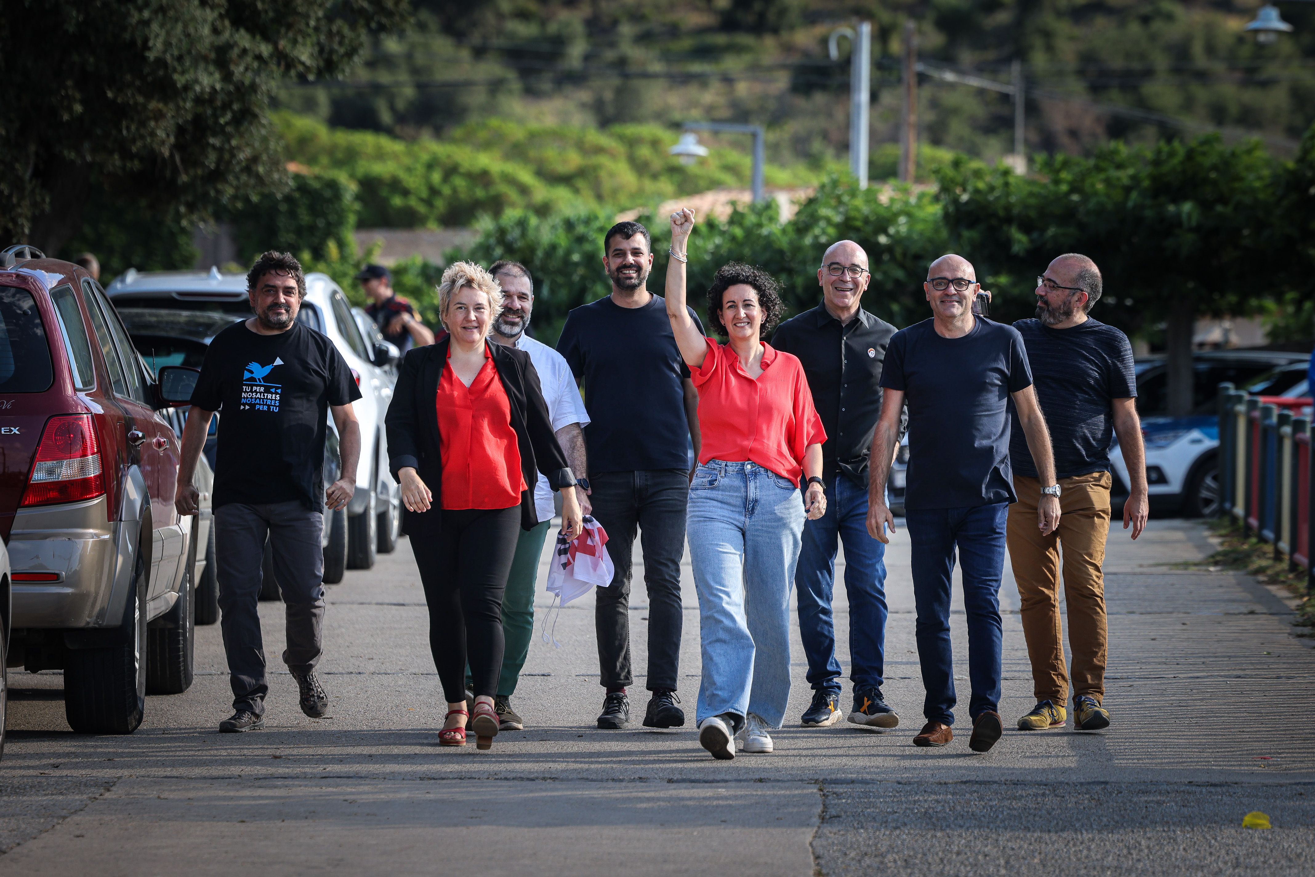 Els cinc exiliats en el moment d'arribar a Cantallops, amb la secretària general d'ERC, Marta Rovira, amb el puny alçat.