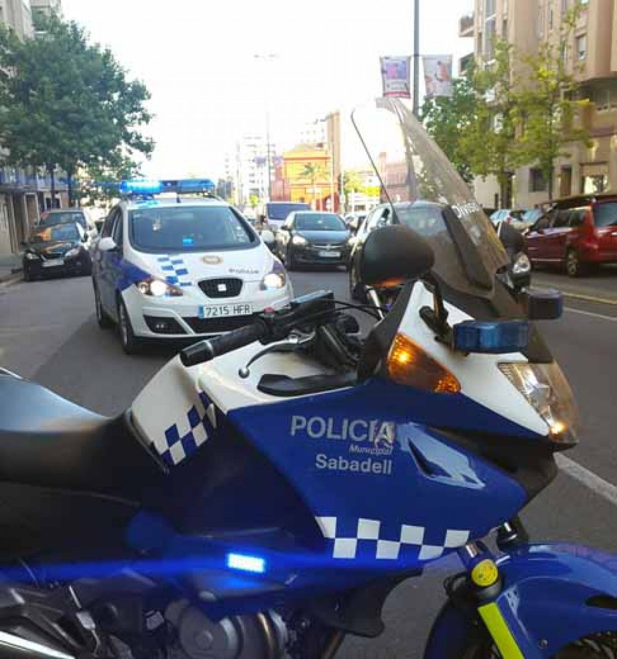 Dues dotacions de la Policia Municipal de de Sabadell a l'accident del carrer Alfons Sala