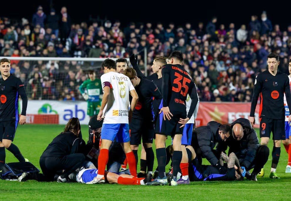 El moment en què Miñarro va atendre un futbolista del Barbastre