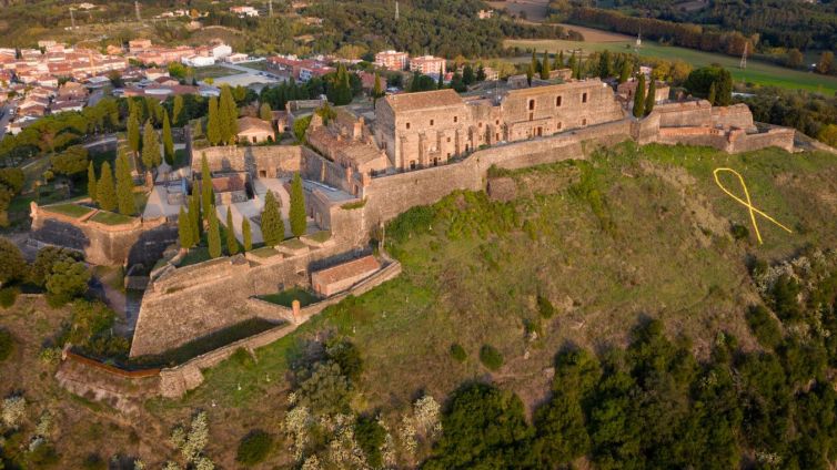 Una imatge del Castell Fortalesa d'Hostalric, situat al cim del volcà.