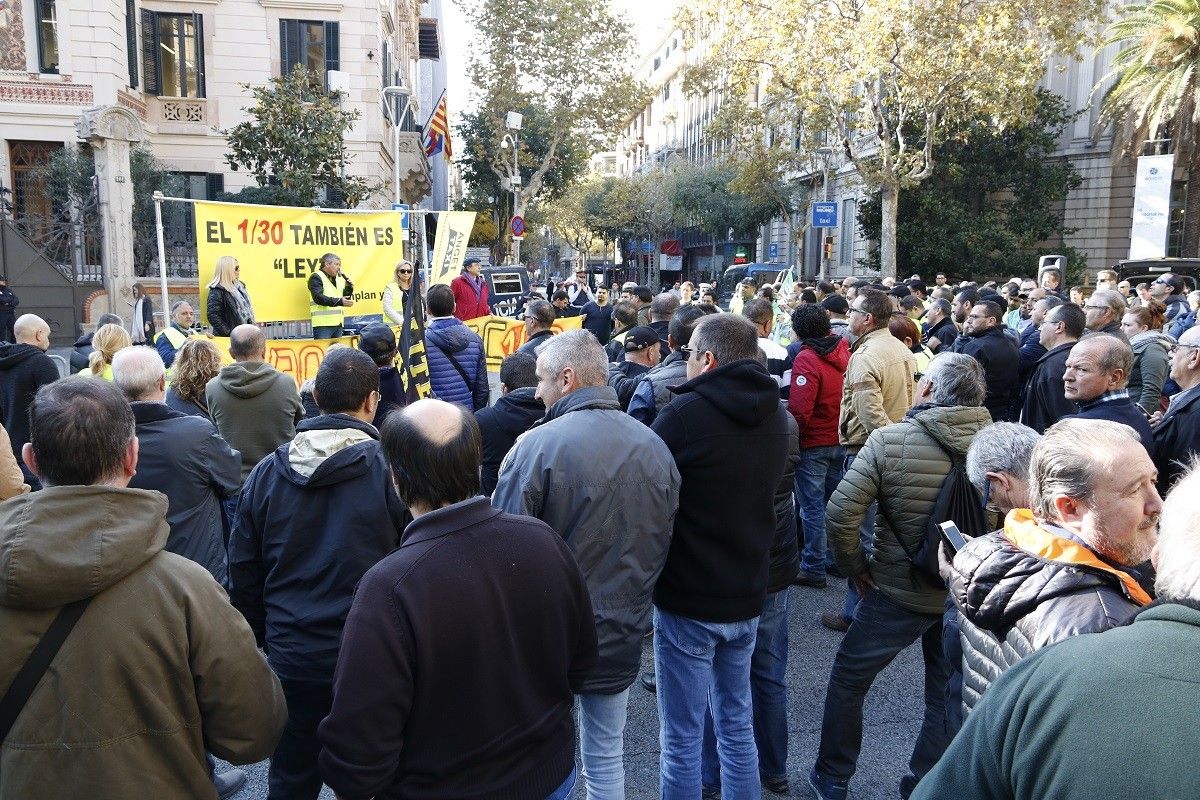 Manifestació del sector del taxi a Barcelona davant la delegació del govern espanyol.