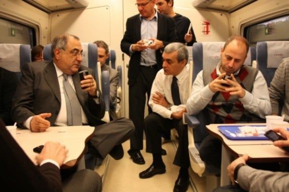 El conseller del PTOP, Joaquim Nadal, ha agafat el tren entre Girona i Barcelona per conversar amb un grup d'usuaris del Twitter