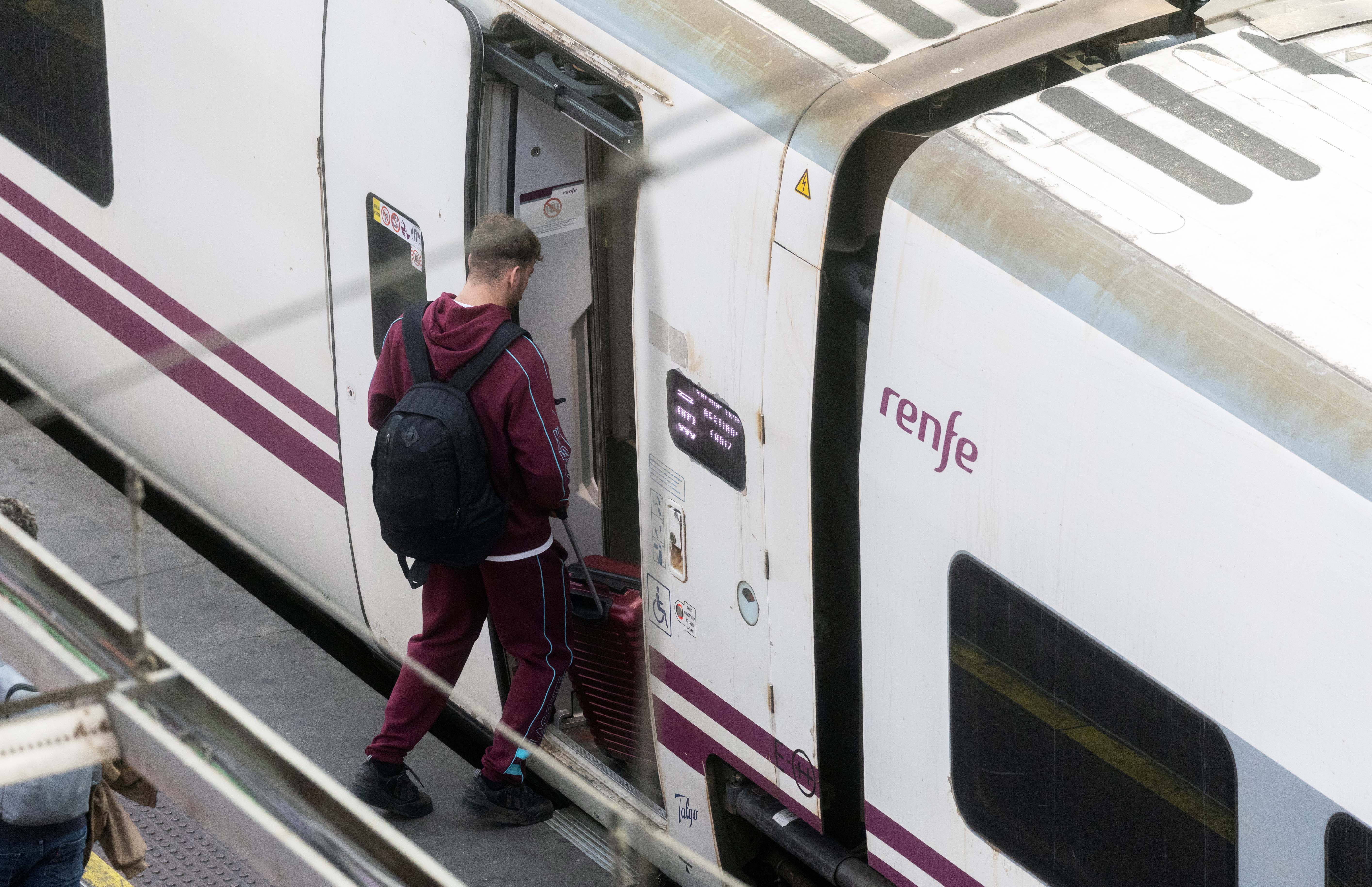 Un viatger agafa un tren a l'Estació Porta d'Atocha-Almudena Grandes, en una imatge d'arxiu.