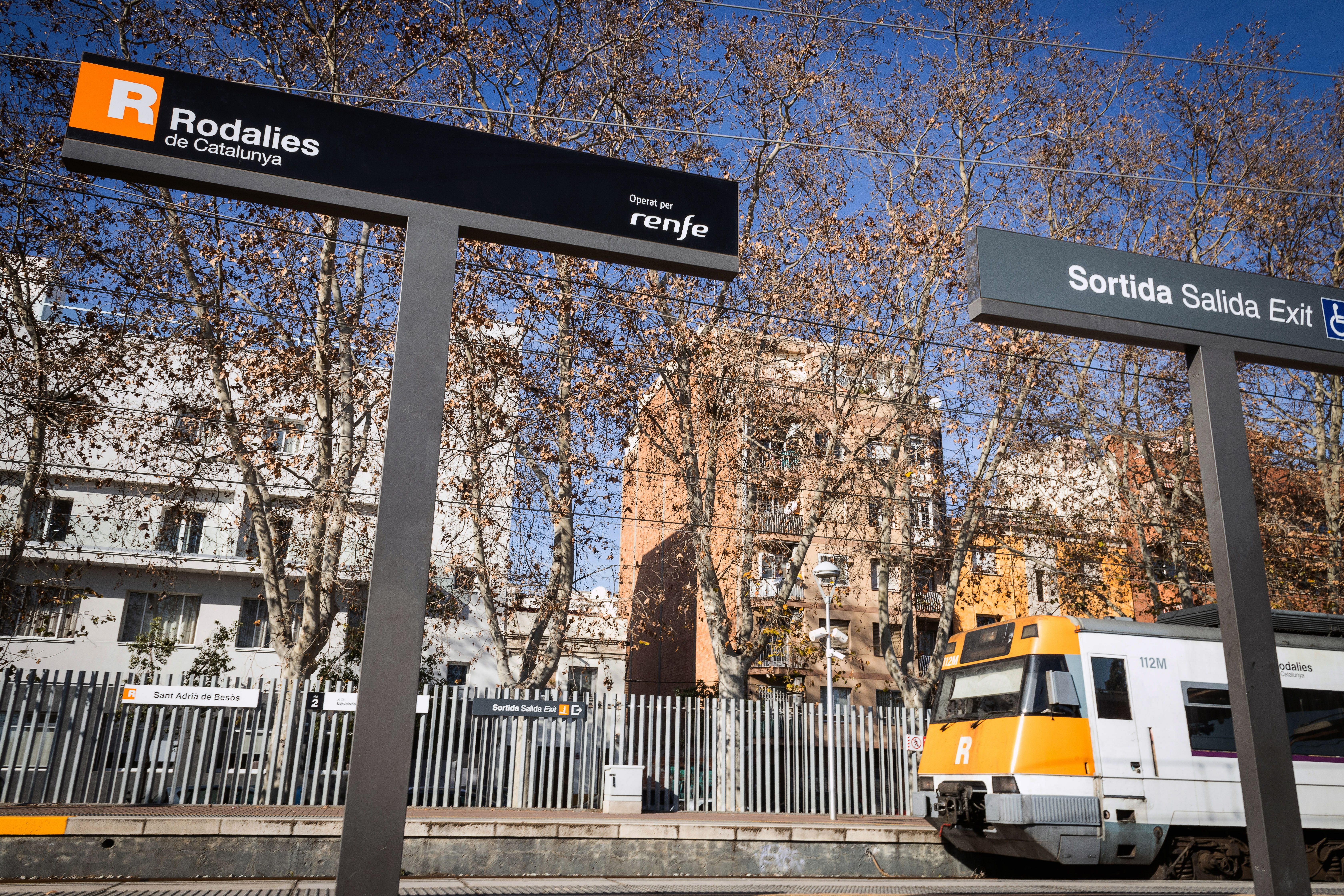 Un tren de rodalies a l'estació de Sant Adrià de Besòs