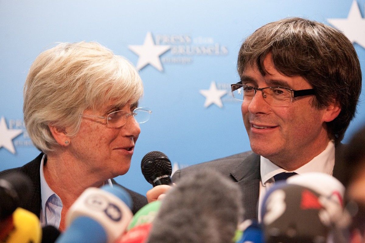 Clara Ponsatí i Carles Puigdemont, durant la roda de premsa a Brussel·les