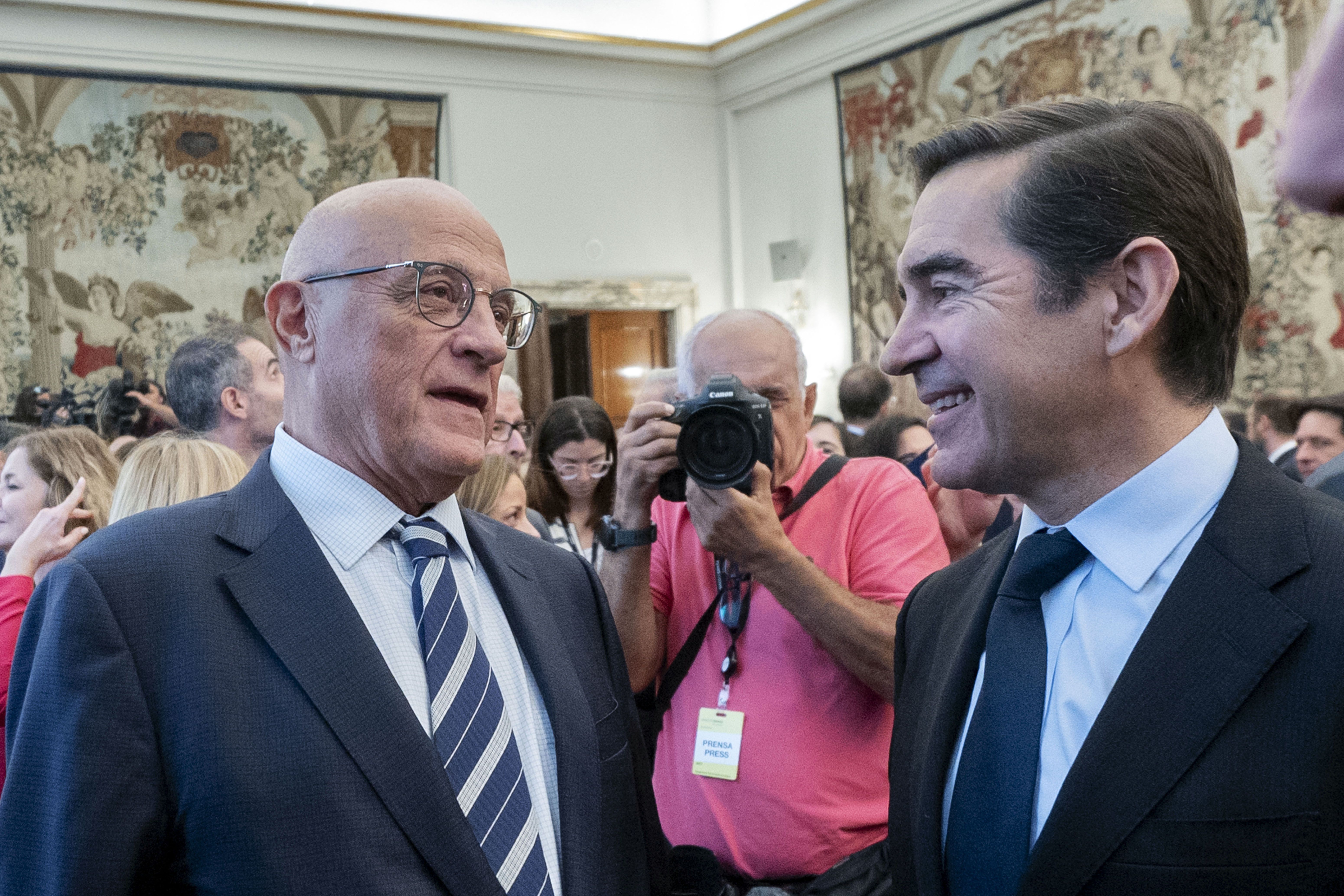 El president del Banc Sabadell, Josep Oliu, i  Carlos Torres, president del BBVA.