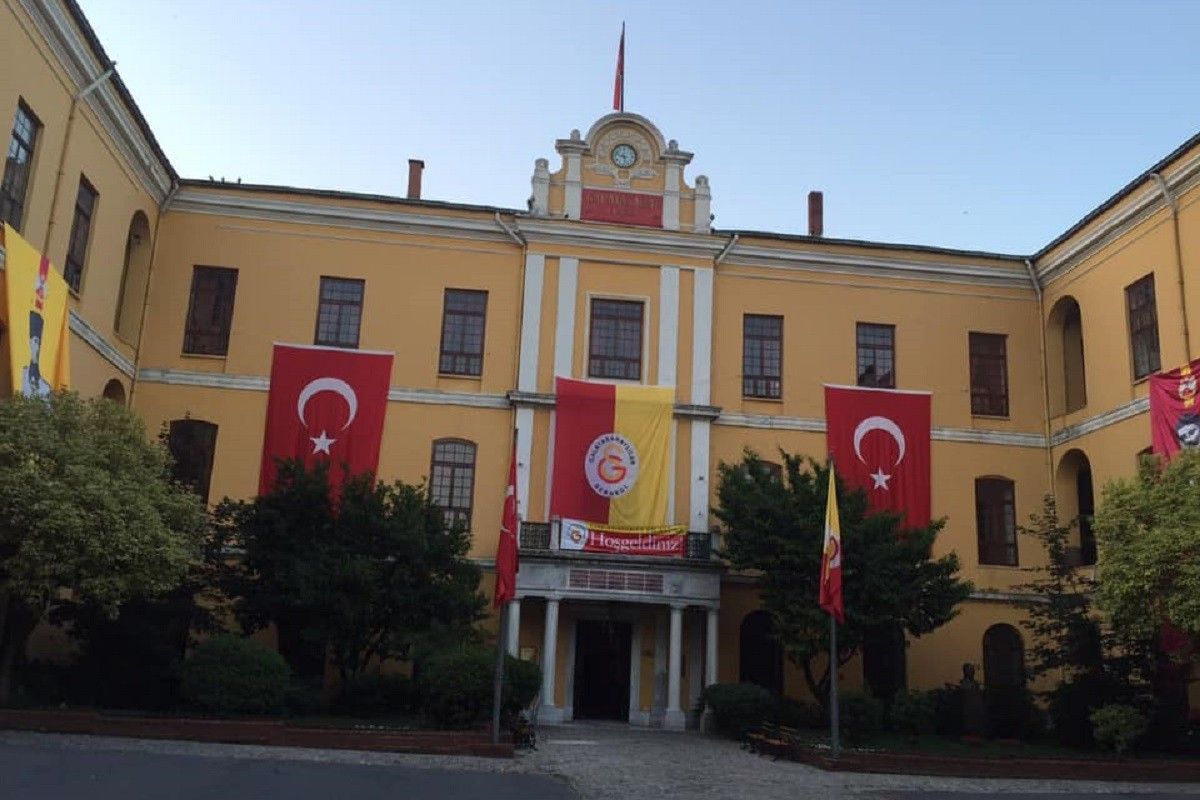 La façana de l'institut d'ensenyament secundari Galatasaray, bressol del club homònim i un dels més prestigiosos de Turquia