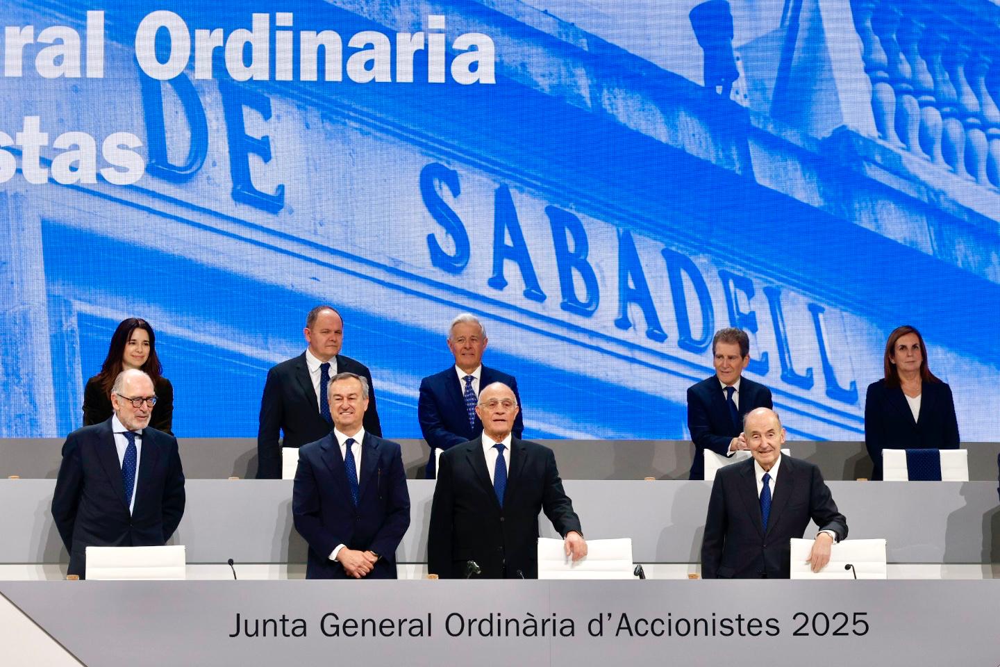 Pedro Fontana, César González-Bueno, Josep Oliu i Miquel Roca (secretari del consell), aquest dijous a la junta d'accionistes.