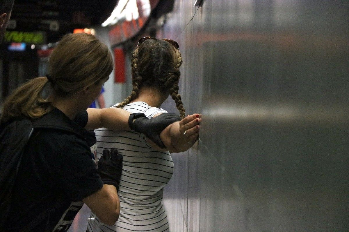 Una agent dels Mossos deté una carterista al metro de Barcelona.