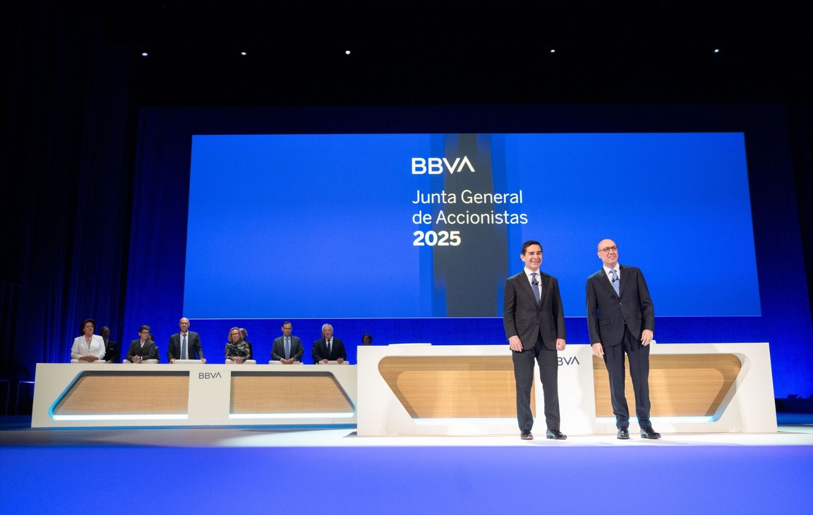 El president del BBVA, Carlos Torres, i el conseller delegat, Onur Genç, a la Junta General d'Accionistes del BBVA d'aquest divendres a Bilbao