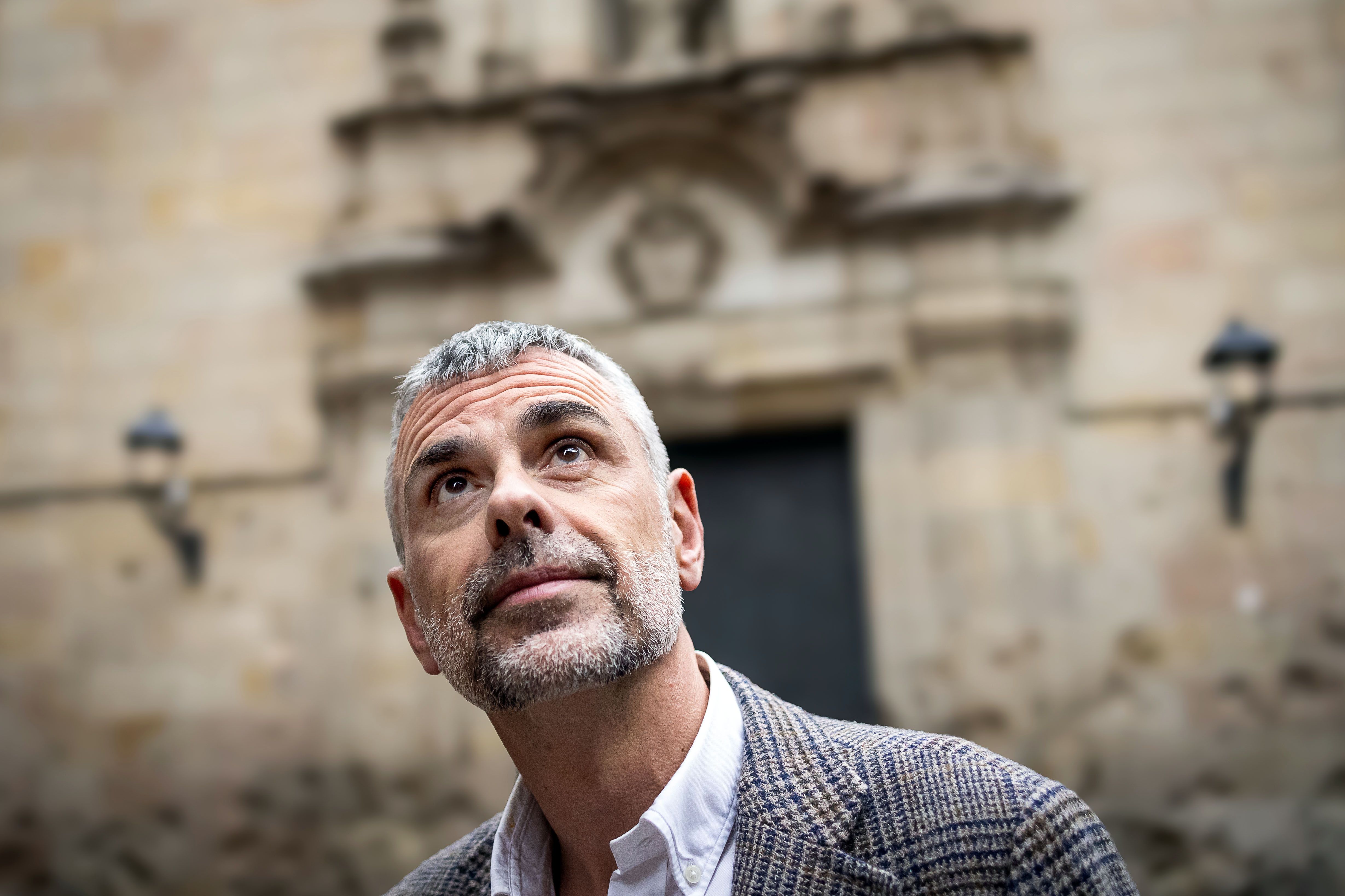 Santi Vila, fotografiat a la plaça Sant Felip Neri