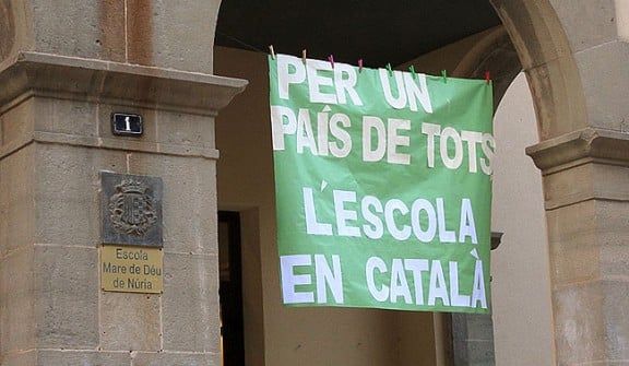 Pancarta a favor del català a l'escola de Ribes de Freser.