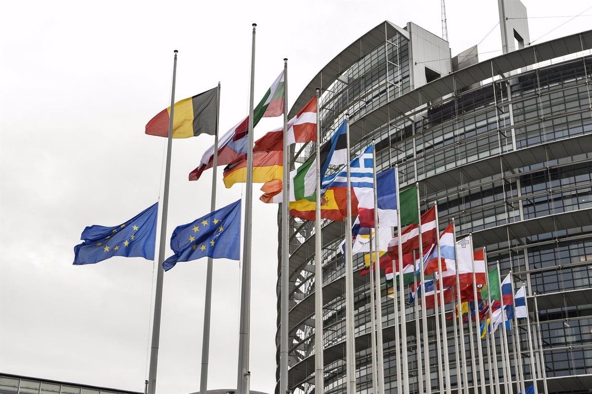 Banderes dels estats membres a les portes del Parlament Europeu
