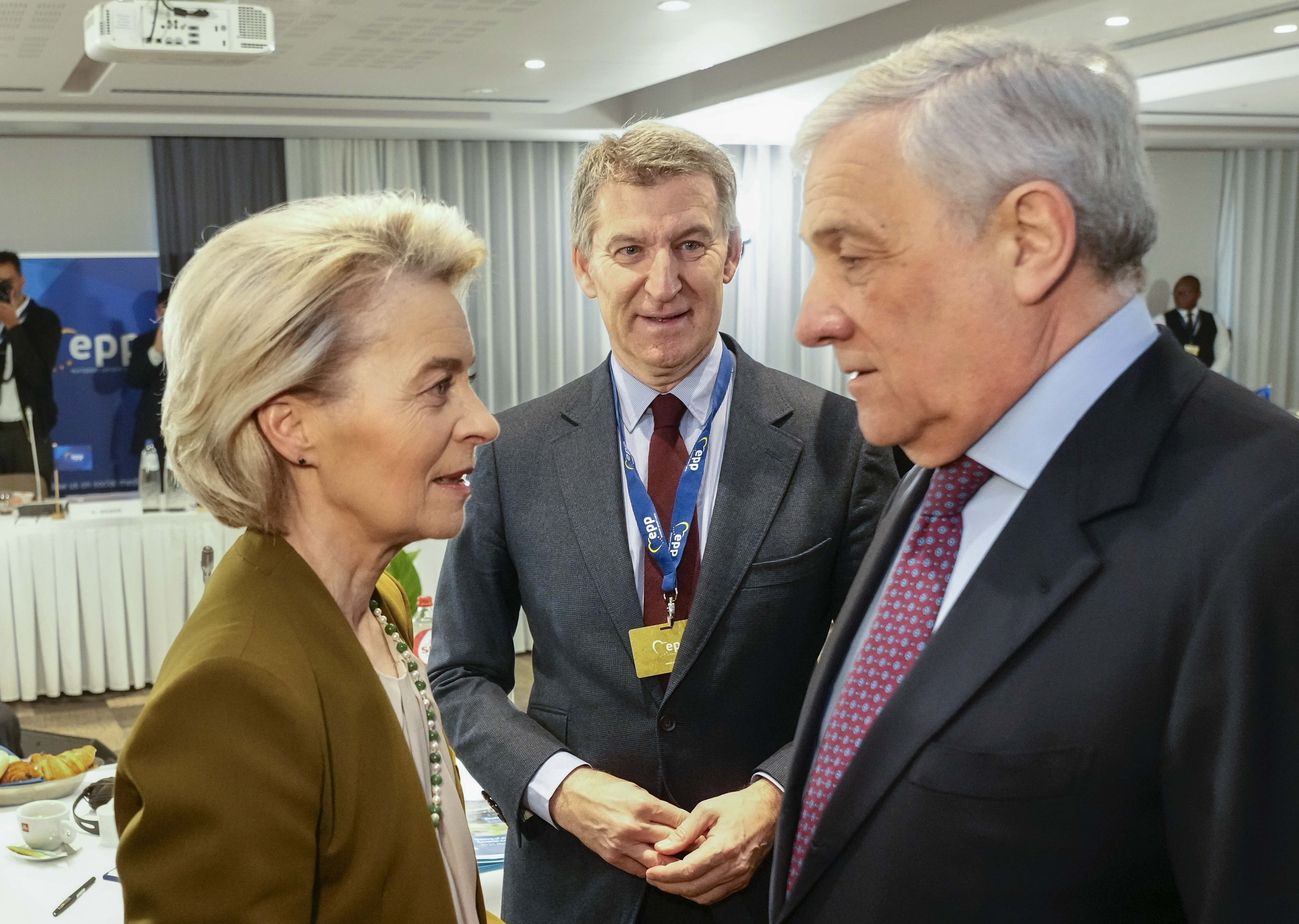 Feijóo, entre Von der Leyen i Antonio Tajani, dijous a Brussel·les.