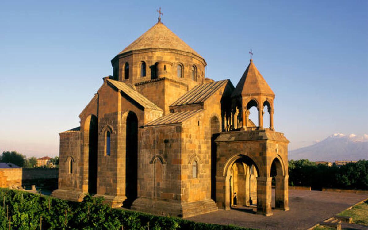 La catedral cristiana d'Edjmiatsín, a Armènia, és la més antiga del món