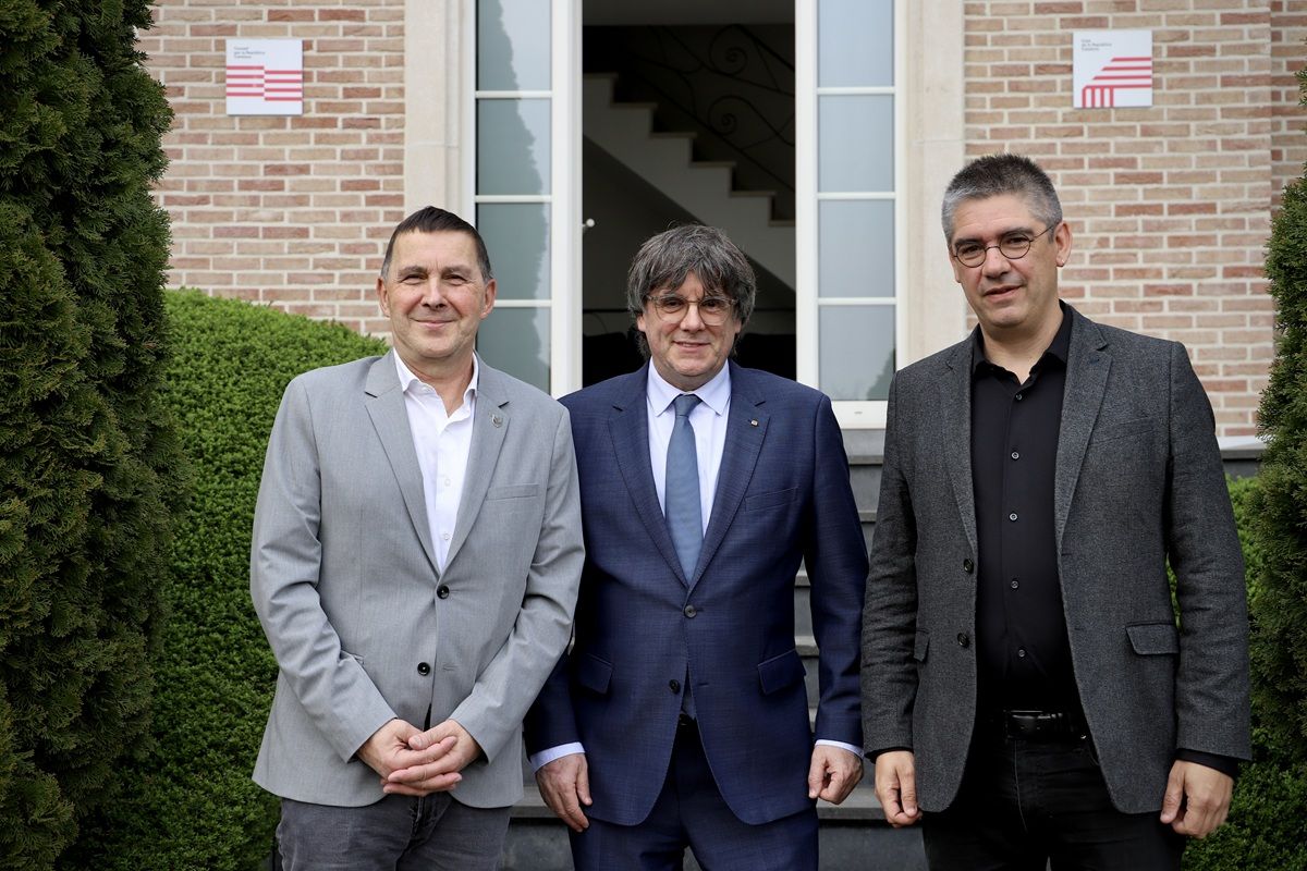 Carles Puigdemont, amb Arnaldo Otegi i Gorka Elejabarrieta, de Bildu, a Waterloo.