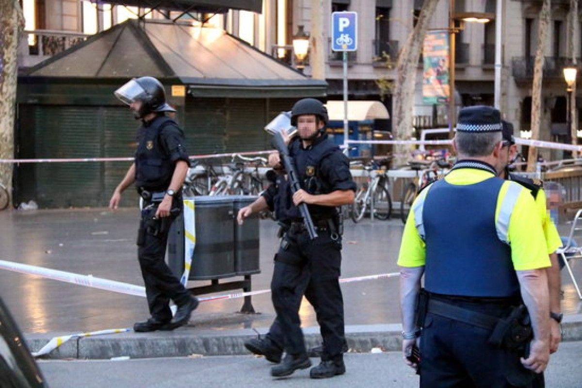 Forces de seguretat a la Rambla de Barcelona el dia de l'atemptat