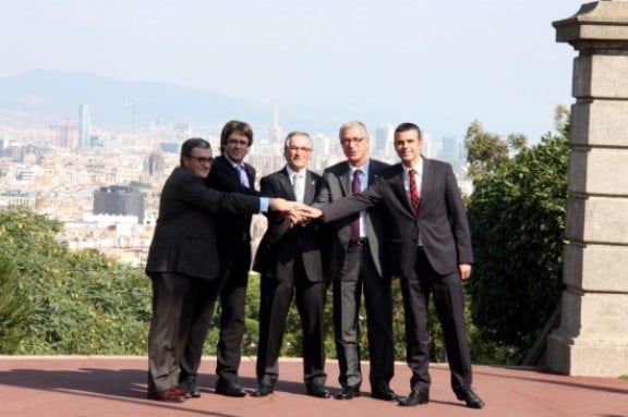 Els alcaldes de les quatre capitals i Figueres aquest dimecres al Palauet Albèniz, amb Barcelona al fons.