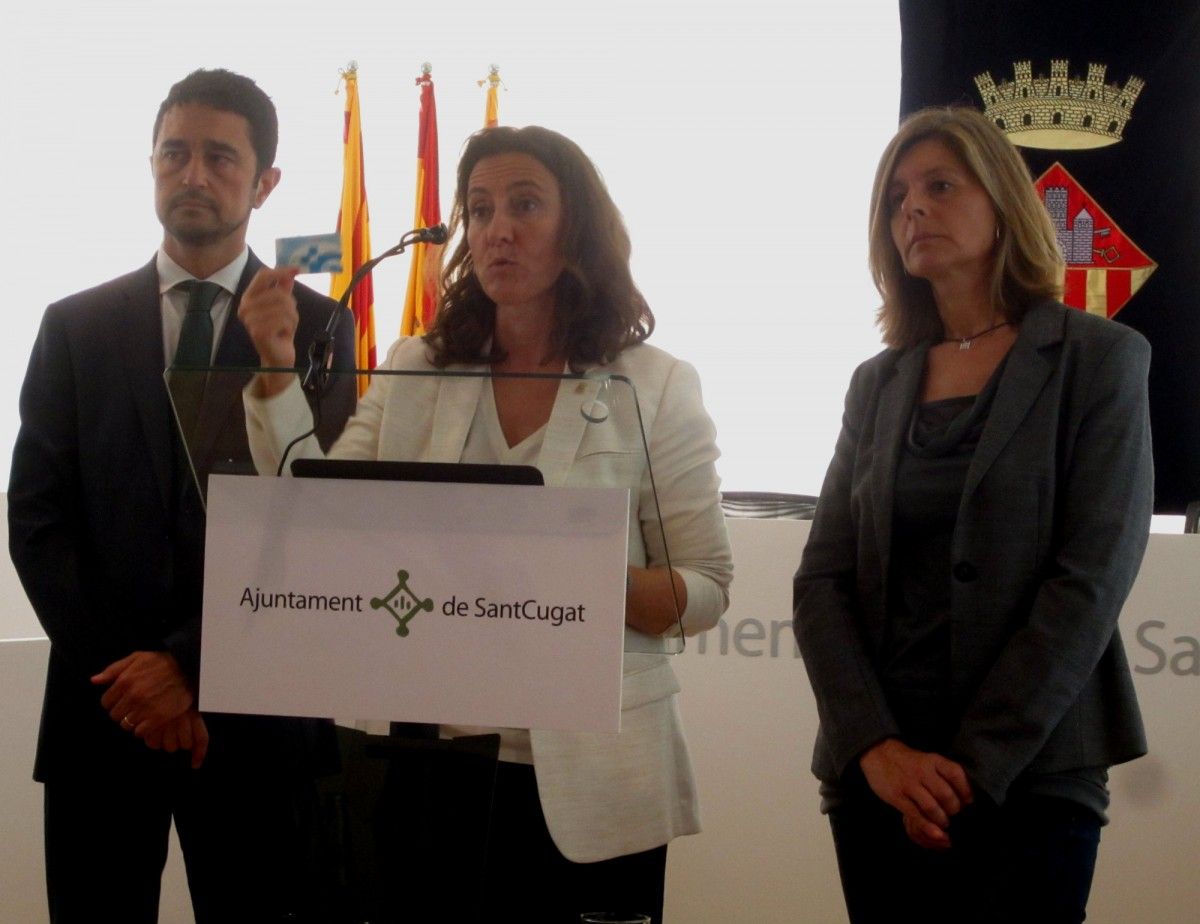 Mercè Conesa, alcaldessa de Sant Cugat del Vallès, amb regidors del consistori