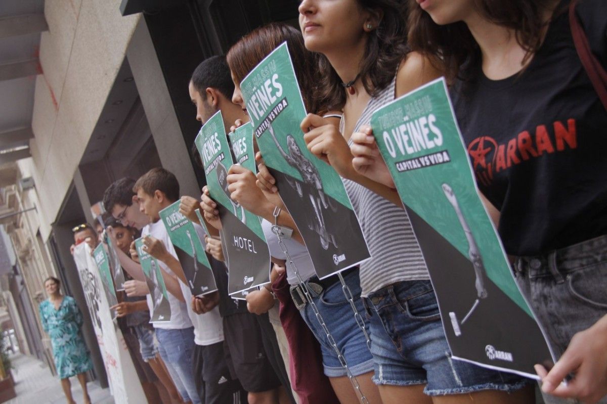 Una desena de militants d'Arran s'han encadenat al Consorci Turisme de Barcelona