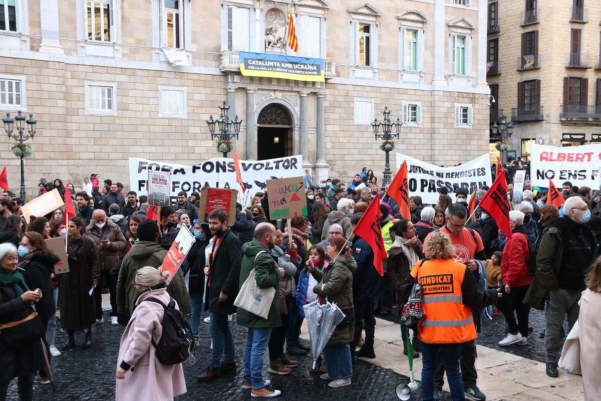 Diversos activistes en defensa de l'habitatge a la plaça Sant Jaume de Barcelona