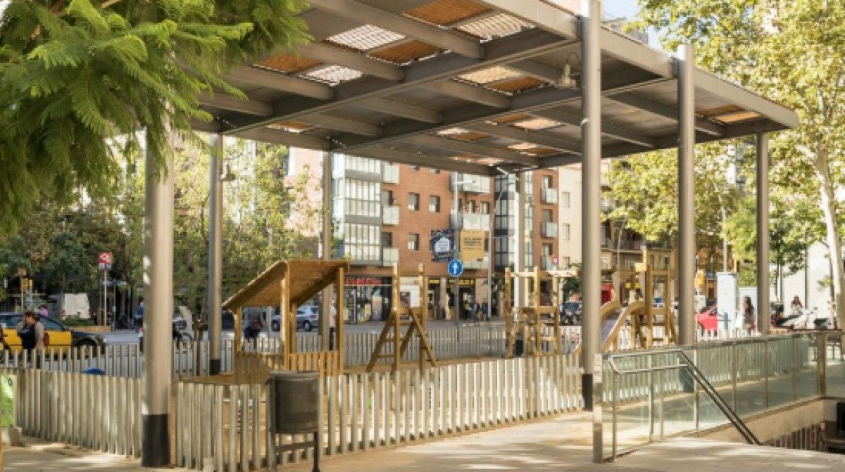 Imatge d'una pèrgola sobre un parc infantil de Barcelona