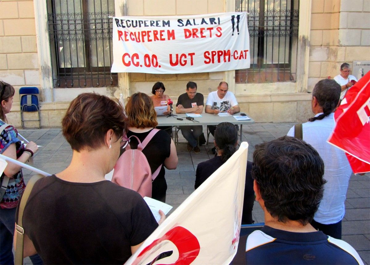 Els representants dels treballadors de l'Ajuntament de Sabadell a les portes de consistori