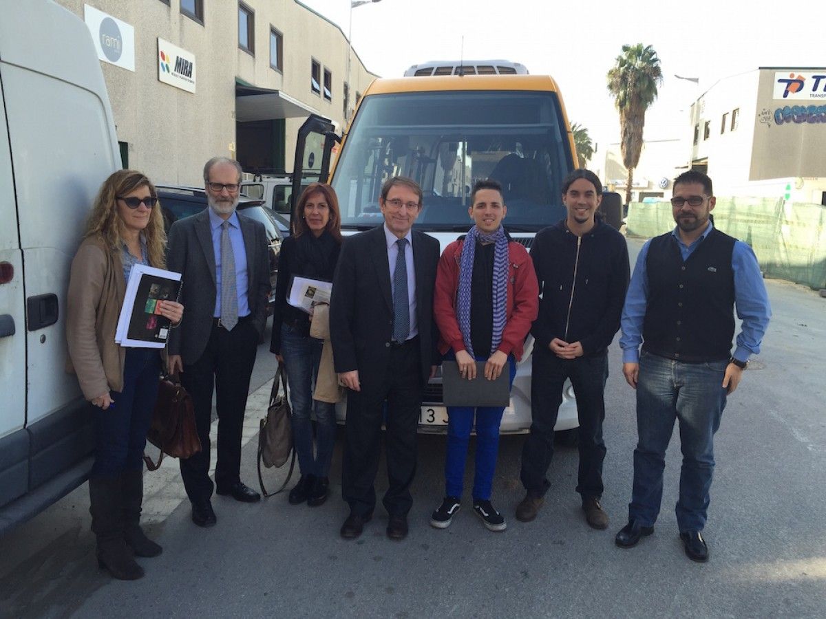 Membres de l'Ajuntament de Ripollet en la visita a l'autobús