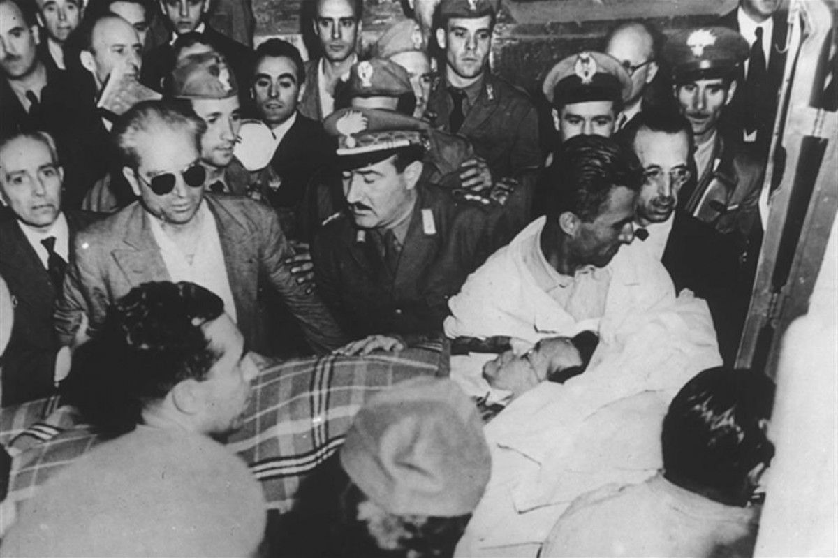 El cos de Palmiro Togliatti, evacuat després de l'atemptat del 1948