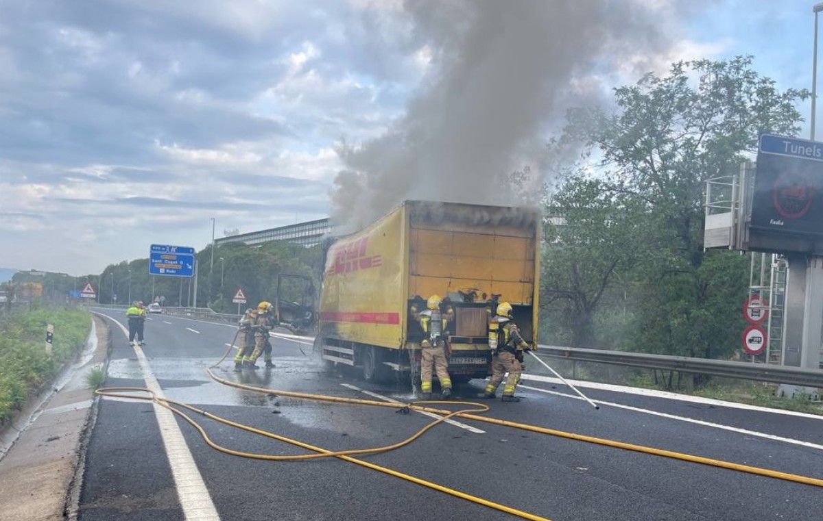 Imatge del vehicle afectat a la B-30, a l'alçada de Sant Cugat