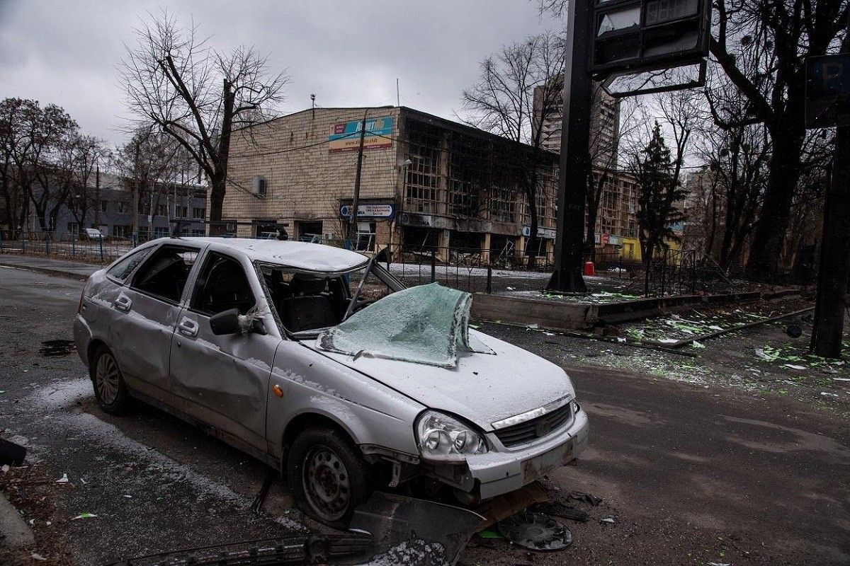 Un cotxe destrossat per un atac rus a Kíiv.