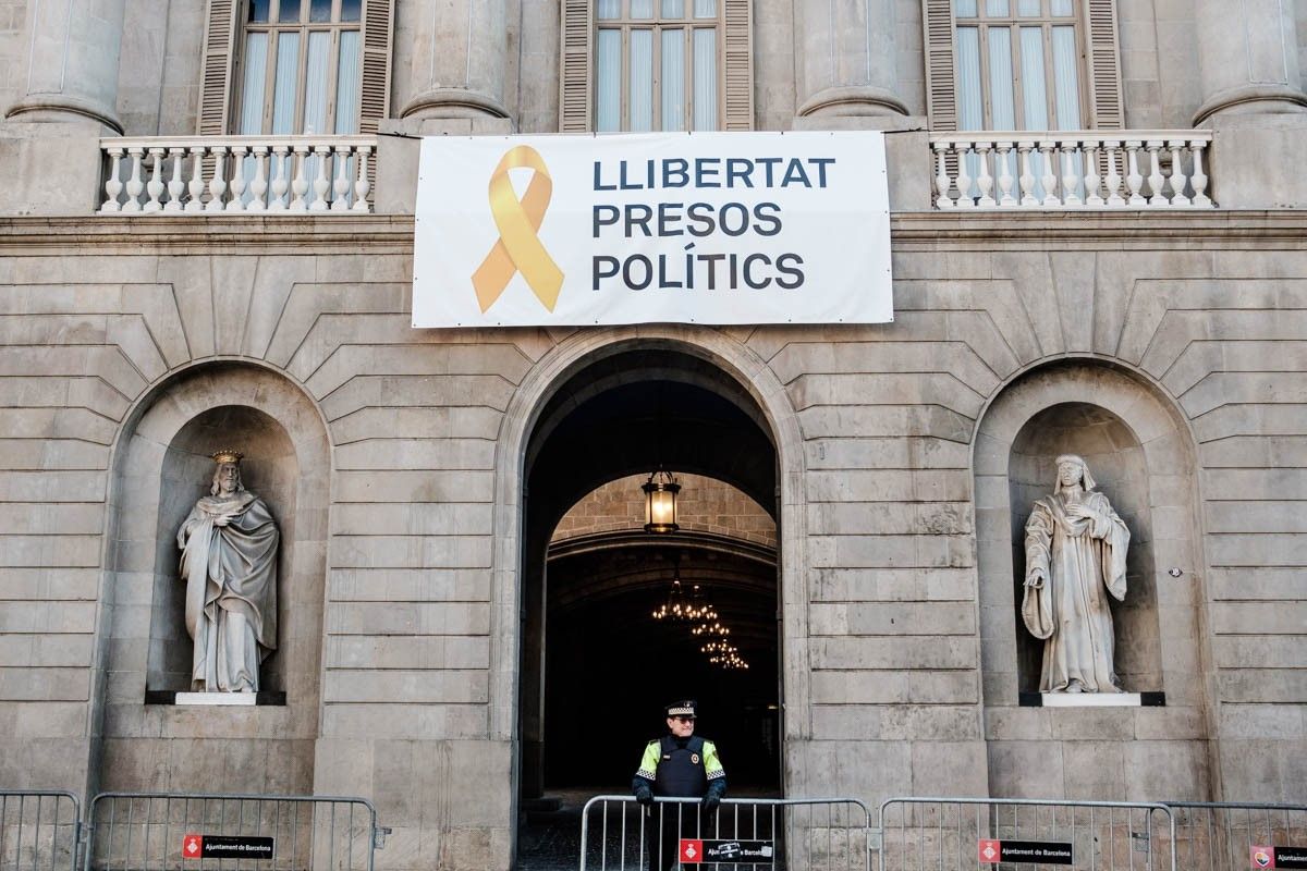 Una pancarta que demana la llibertat dels presos polítics a la façana de l'Ajuntament de Barcelona