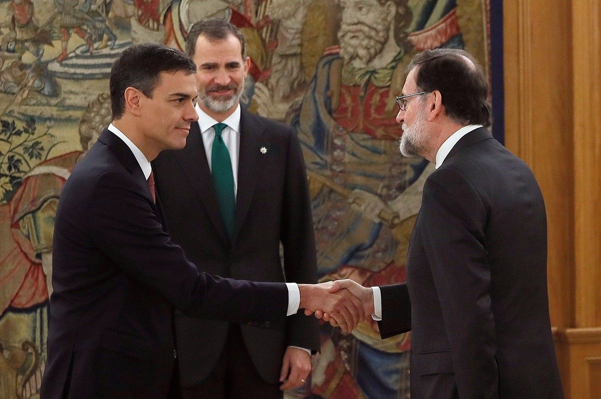 Pedro Sánchez saluda Mariano Rajoy davant Felip VI el 2 de juny de 2018, quan va jurar el càrrec