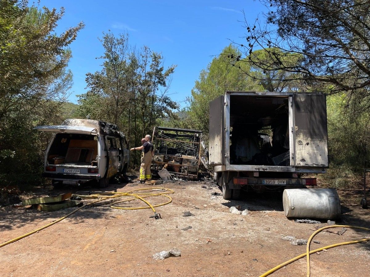 Imatge dels vehicles calcinats a l'incendi de Valldoreix