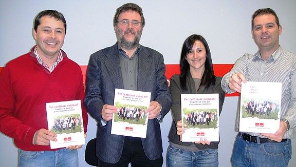 Ramon Roqué, Esteve Pujol, Núria López i Enric Pérez mostrant el programa del PSC.