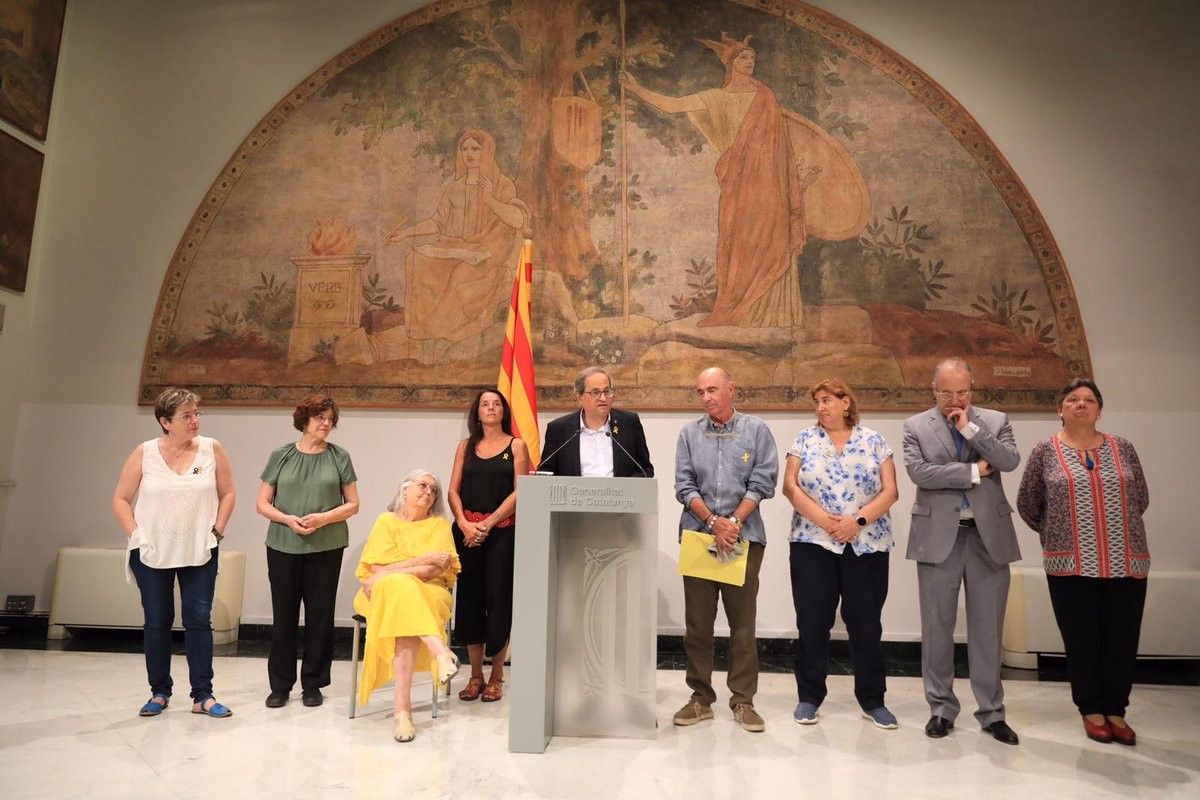 Quim Torra i Lluís Llach, amb els membres del consell assessor, aquest dilluns al Palau de la Generalitat