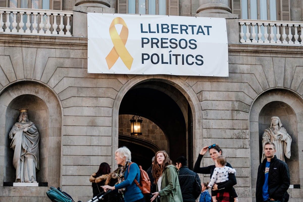 La pancarta que demana la llibertat dels presos polítics a la façana de l'Ajuntament de Barcelona