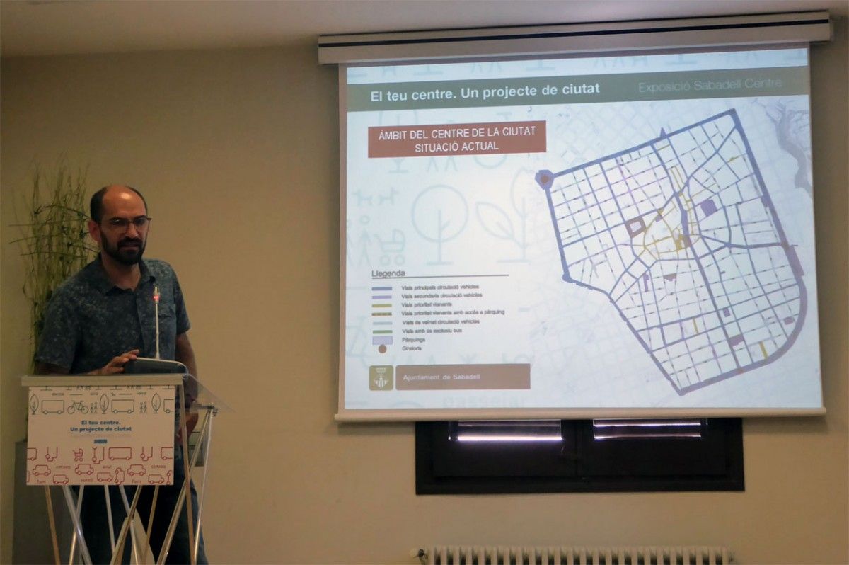 El tinent d'alcalde de Territori i Sostenibilitat, Maties Serracant, explicant les mesures pel centre de la ciutat