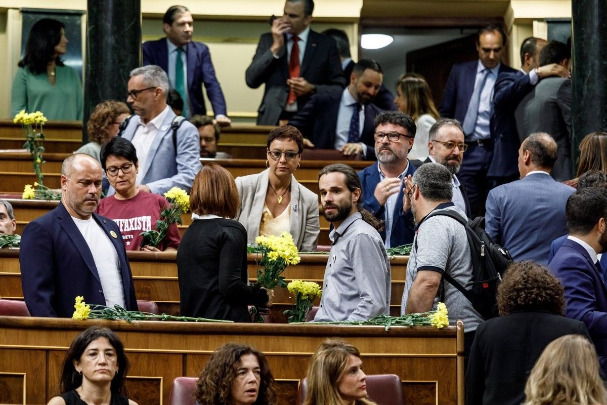Els diputats independentistes, amb flors de color groc en solidaritat amb els presos