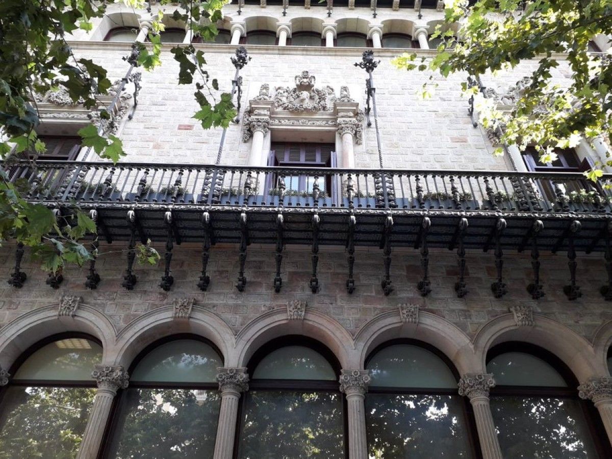 La façana de la Diputació de Barcelona, sense el llaç groc