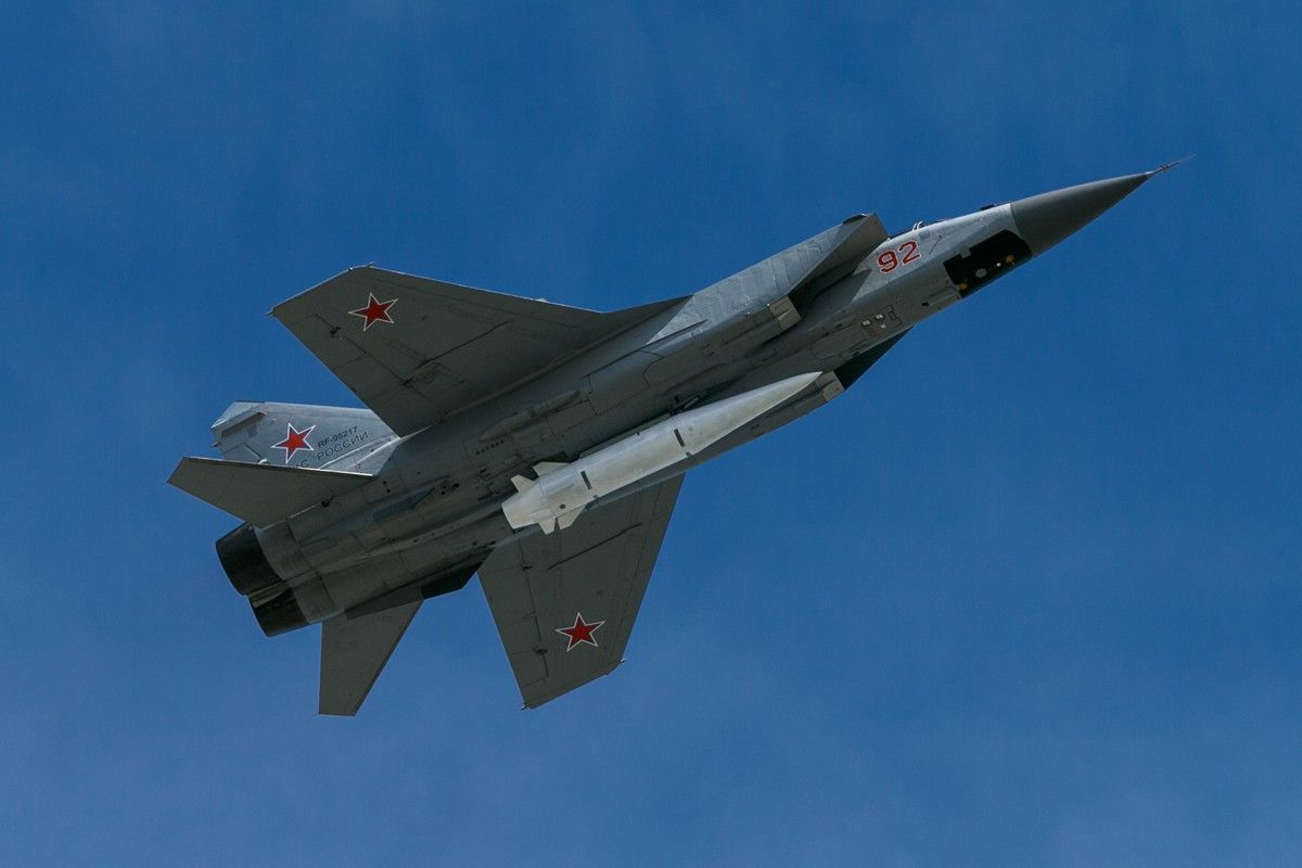 Un míssil «Kinzhal» transportar per un avió militar rus