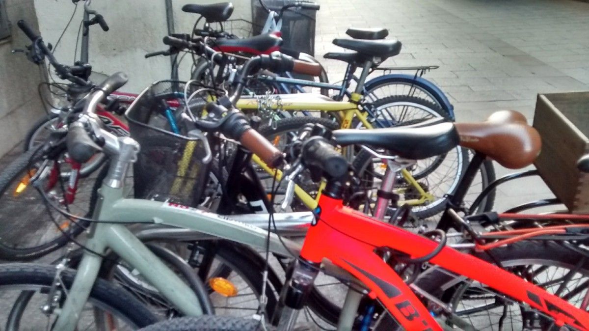 Bicicletes al carrer Advocat Cirera