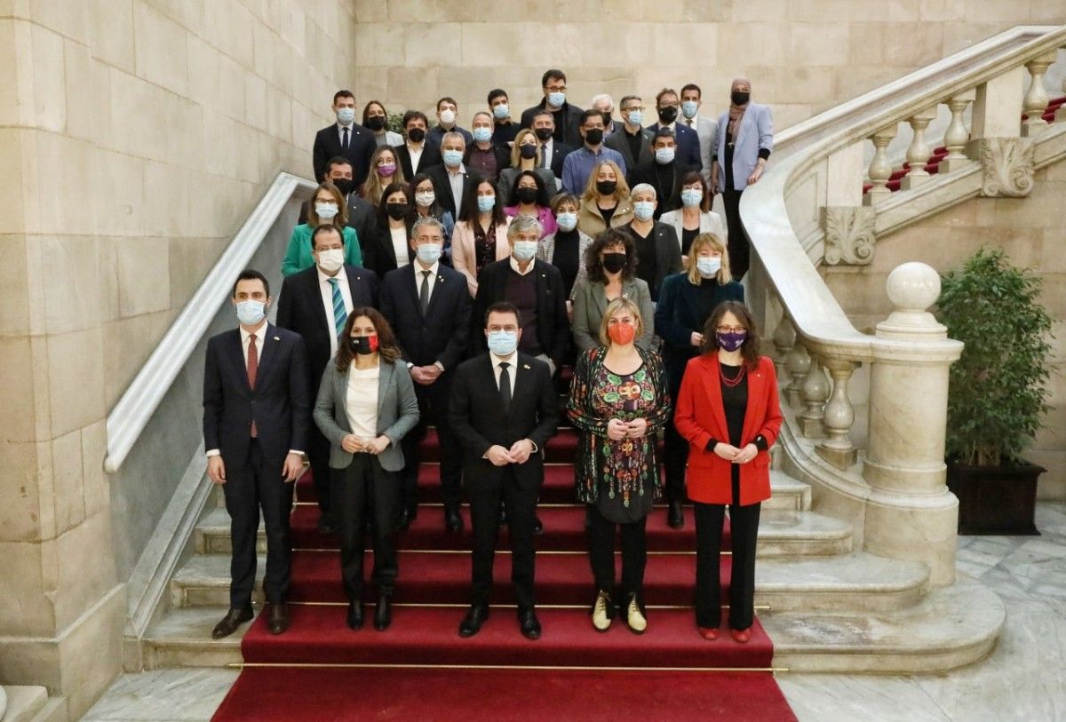Aragonès, amb membres del Govern d'ERC i diputats republicans, en la fotografia per defensar la immersió.