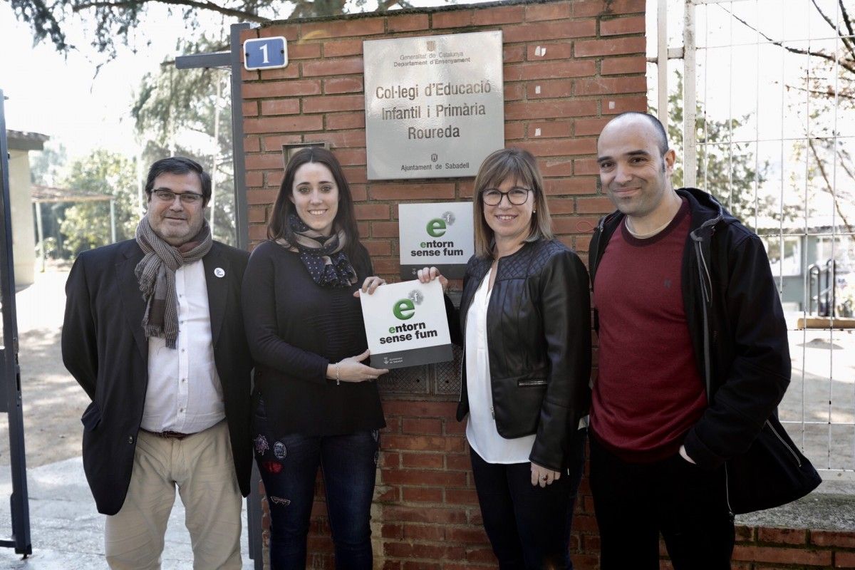 La placa que s'ha col·locat a La Roureda, amb els regidors Ramon Vidal i Joan Berlanga