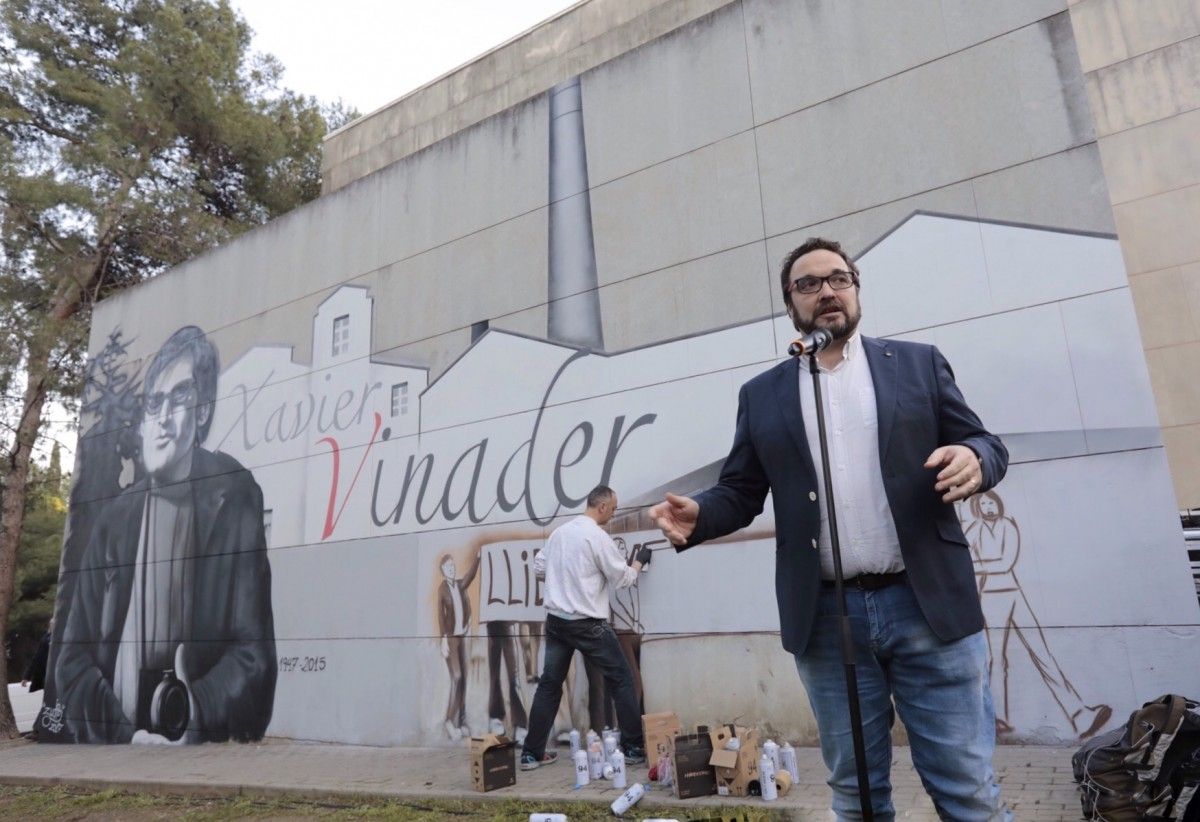Zudi acaba el grafiti de Vinader amb Juli Fernàndez parlant