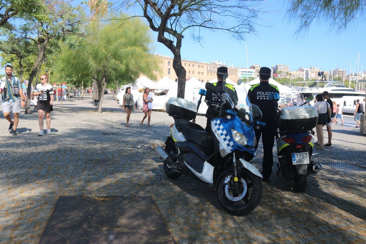 Agents policials al Passeig Joan de Borbó de Barcelona per evitar la presència de manters