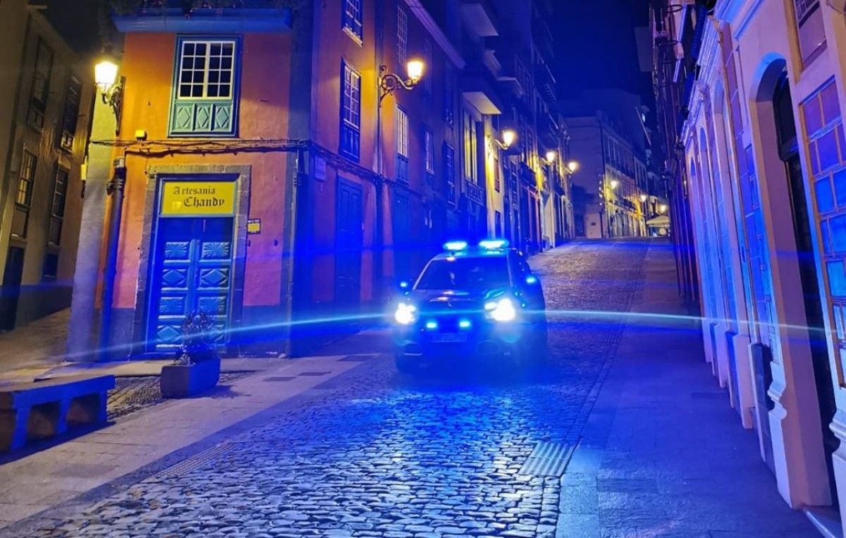 Un cotxe de policia amb els llums encesos