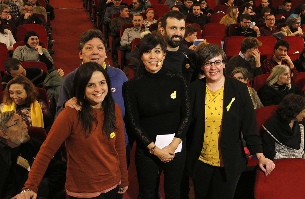 La cap de llista de la CUP per Lleida, Mireia Boya, amb Pau Juvillà; Rosa Penyafiel, Maria Sirvent i l'exdiputada Gabriela Serra a Lleida. 