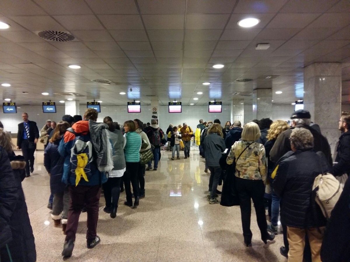 Llargues cues de gent a l'aeroport del Prat camí de Brussel·les